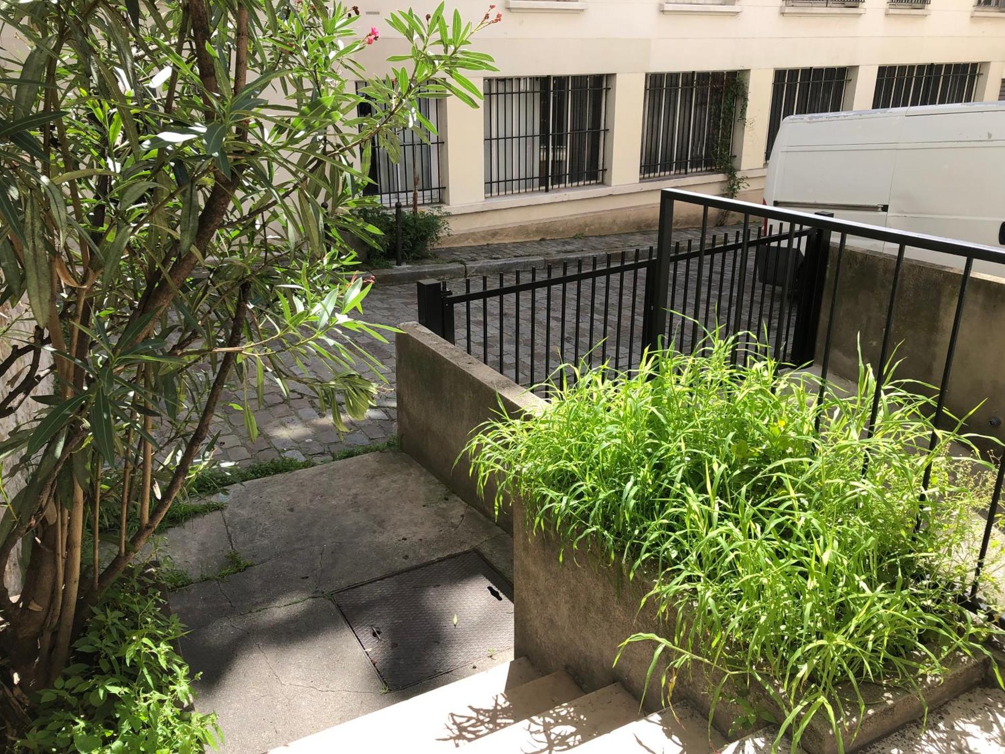 Studio Pigalle De 25 M2 - 2 Lits Simples Type Gigogne Pour 2 Personnes - Coeur Touristique De Paris - 2 Minutes De La Station Metro Pigalle ,Petit Train Vers La Butte Montmartre-Cabarets Moulin Rouge,Chez Michou-Restaurants Bouillon Pigalle,Berliner ภายนอก รูปภาพ