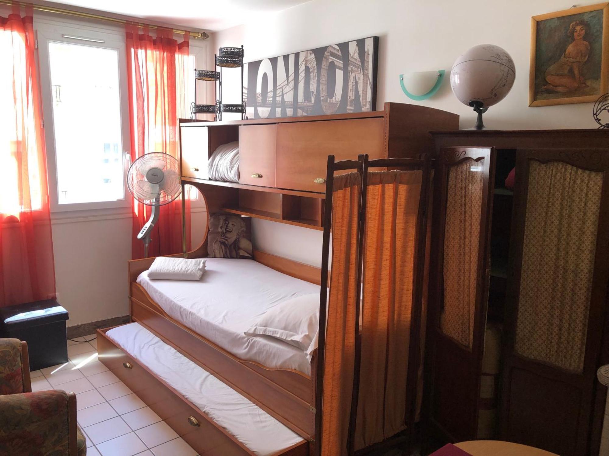 Studio Pigalle De 25 M2 - 2 Lits Simples Type Gigogne Pour 2 Personnes - Coeur Touristique De Paris - 2 Minutes De La Station Metro Pigalle ,Petit Train Vers La Butte Montmartre-Cabarets Moulin Rouge,Chez Michou-Restaurants Bouillon Pigalle,Berliner ภายนอก รูปภาพ