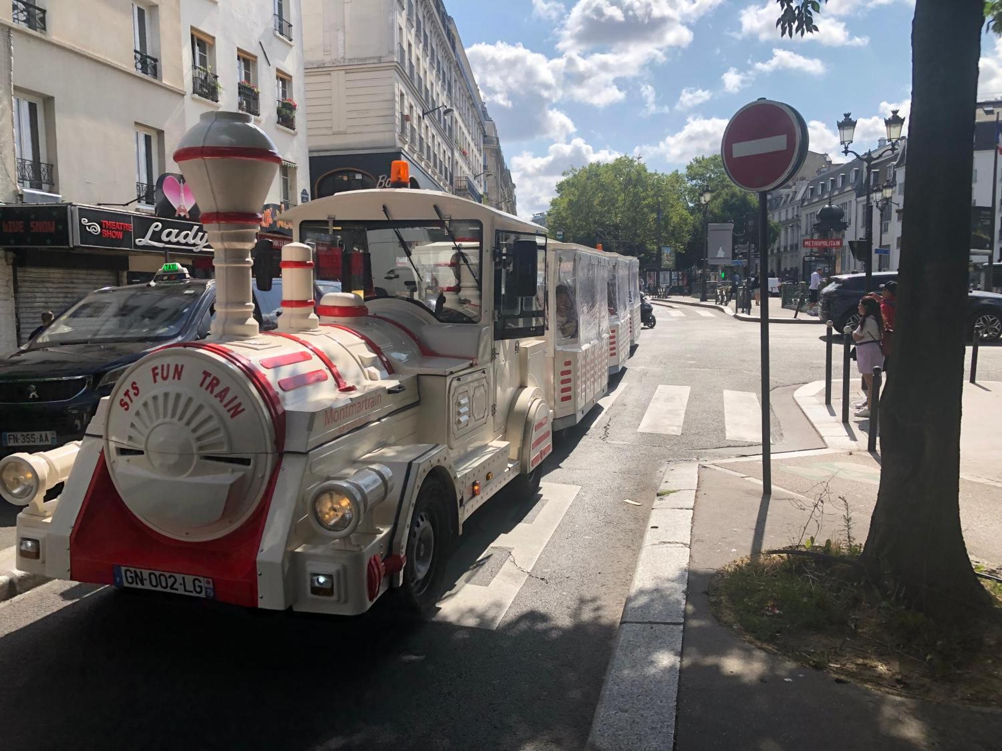 Studio Pigalle De 25 M2 - 2 Lits Simples Type Gigogne Pour 2 Personnes - Coeur Touristique De Paris - 2 Minutes De La Station Metro Pigalle ,Petit Train Vers La Butte Montmartre-Cabarets Moulin Rouge,Chez Michou-Restaurants Bouillon Pigalle,Berliner ภายนอก รูปภาพ