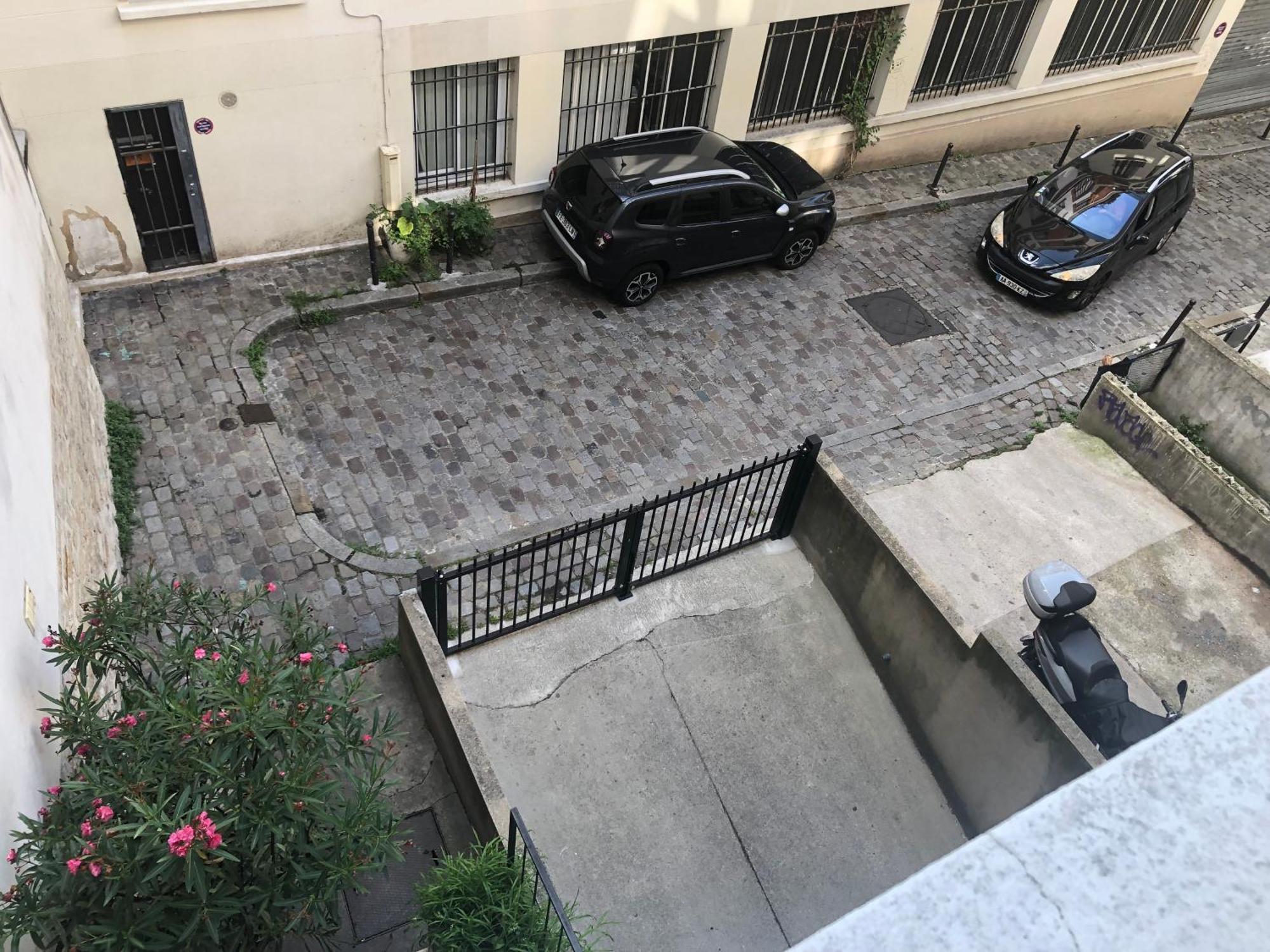 Studio Pigalle De 25 M2 - 2 Lits Simples Type Gigogne Pour 2 Personnes - Coeur Touristique De Paris - 2 Minutes De La Station Metro Pigalle ,Petit Train Vers La Butte Montmartre-Cabarets Moulin Rouge,Chez Michou-Restaurants Bouillon Pigalle,Berliner ภายนอก รูปภาพ