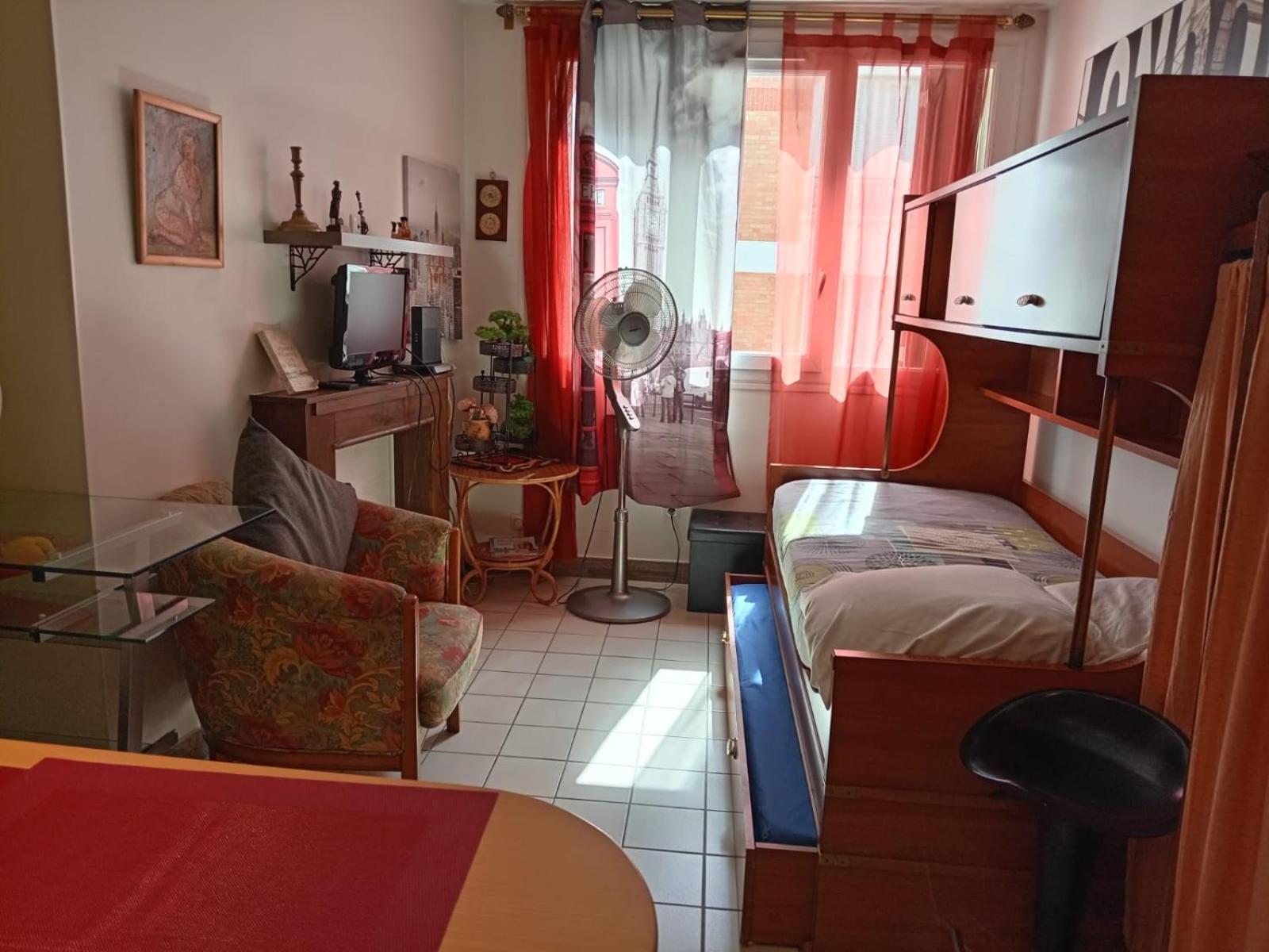 Studio Pigalle De 25 M2 - 2 Lits Simples Type Gigogne Pour 2 Personnes - Coeur Touristique De Paris - 2 Minutes De La Station Metro Pigalle ,Petit Train Vers La Butte Montmartre-Cabarets Moulin Rouge,Chez Michou-Restaurants Bouillon Pigalle,Berliner ภายนอก รูปภาพ