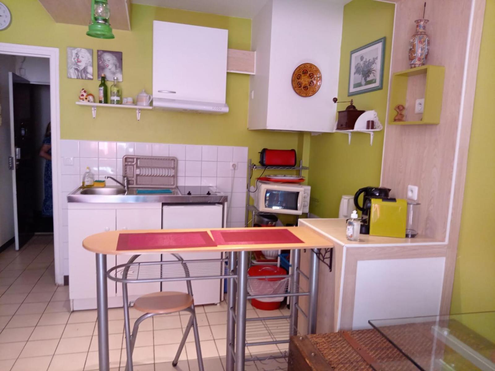 Studio Pigalle De 25 M2 - 2 Lits Simples Type Gigogne Pour 2 Personnes - Coeur Touristique De Paris - 2 Minutes De La Station Metro Pigalle ,Petit Train Vers La Butte Montmartre-Cabarets Moulin Rouge,Chez Michou-Restaurants Bouillon Pigalle,Berliner ภายนอก รูปภาพ