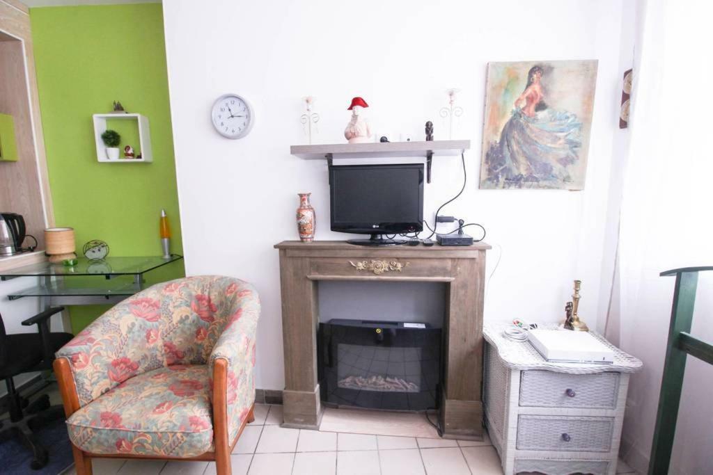 Studio Pigalle De 25 M2 - 2 Lits Simples Type Gigogne Pour 2 Personnes - Coeur Touristique De Paris - 2 Minutes De La Station Metro Pigalle ,Petit Train Vers La Butte Montmartre-Cabarets Moulin Rouge,Chez Michou-Restaurants Bouillon Pigalle,Berliner ภายนอก รูปภาพ