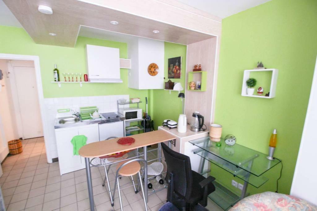 Studio Pigalle De 25 M2 - 2 Lits Simples Type Gigogne Pour 2 Personnes - Coeur Touristique De Paris - 2 Minutes De La Station Metro Pigalle ,Petit Train Vers La Butte Montmartre-Cabarets Moulin Rouge,Chez Michou-Restaurants Bouillon Pigalle,Berliner ภายนอก รูปภาพ